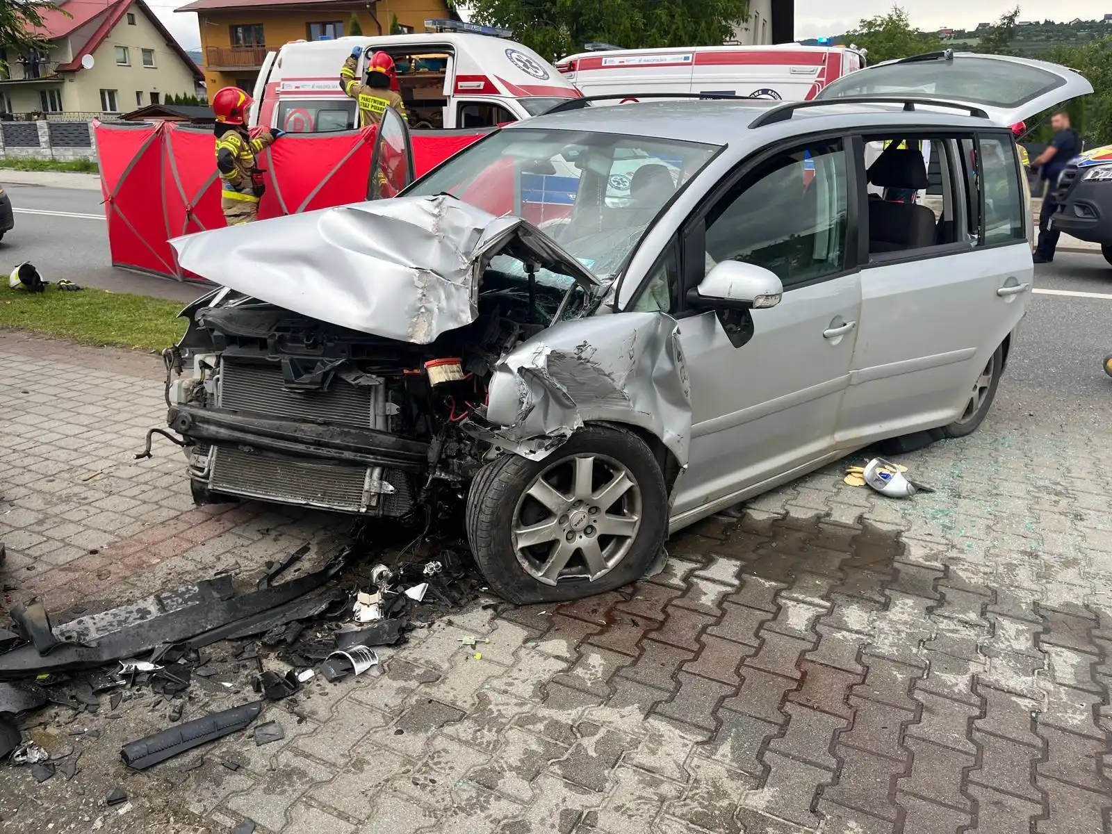 Wypadek w Łącku. Samochód osobowy zjechał z drogi i uderzył w ogrodzenie