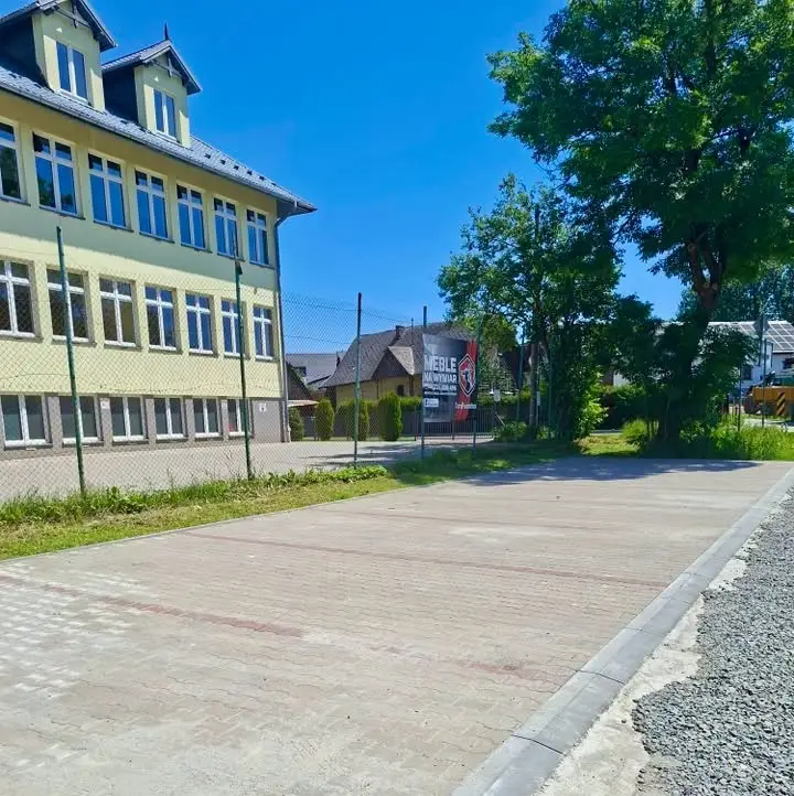 Rodzice odczują różnicę. Przy szkole w Tyliczu powstał nowy parking