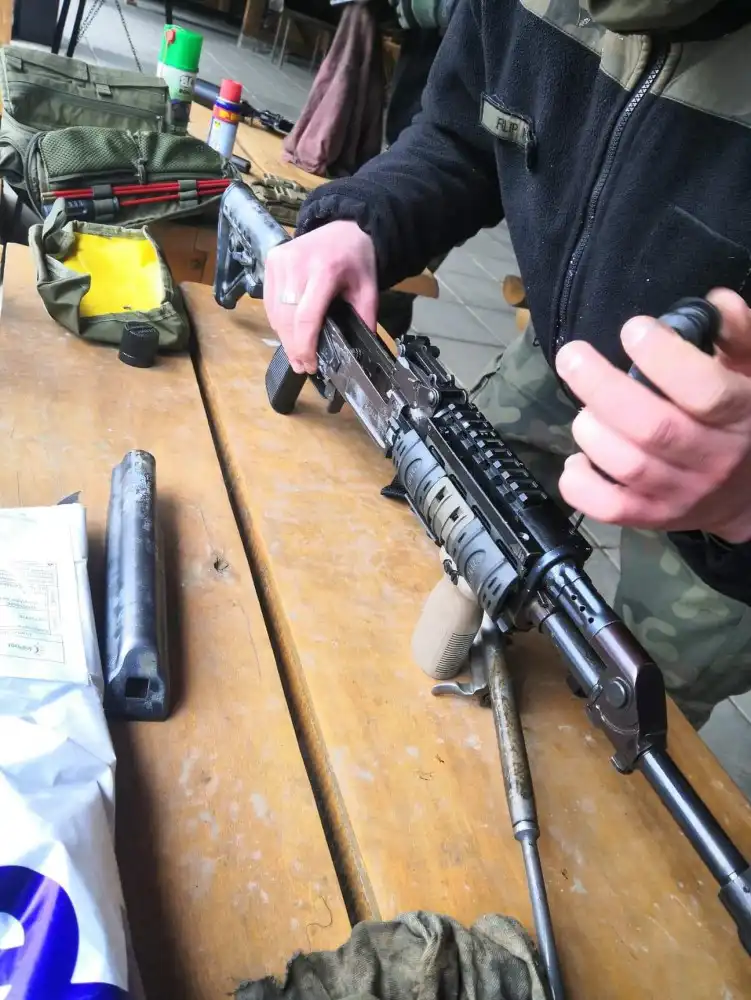 Uczniowie klasy wojskowej z ZS w Marcinkowicach doskonalili umiejętności strzelając z AK47
