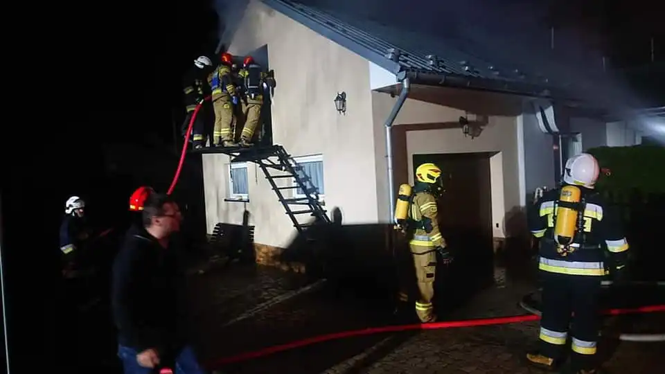 Lipinki: Na poddaszu budynku gospodarczego wybuchł pożar