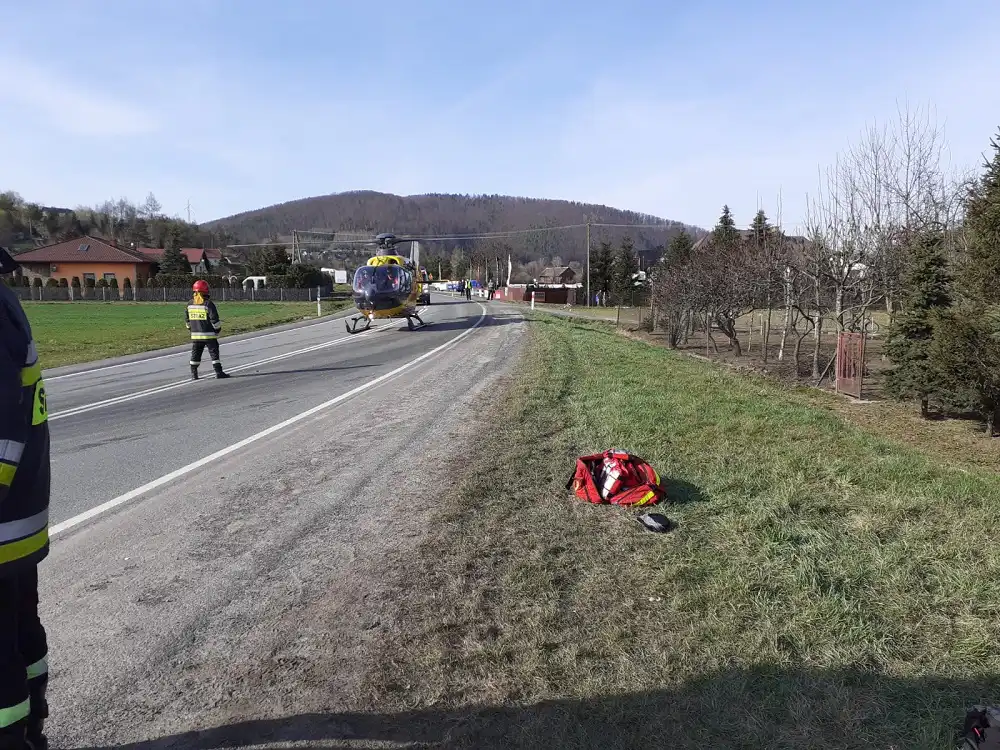 Wypadek w Łososinie Dolnej. Sześć osób poszkodowanych. Na miejsce wezwano śmigłowiec LPR
