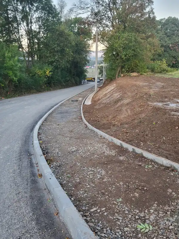 Modernizacja drogi w Wielopolu: chodnik, asfalt i oświetlenie