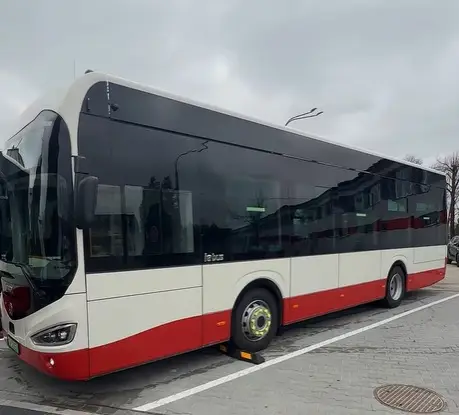 Cichsze i bardziej komfortowe. Pierwsze elektryczne autobusy w Nowym Sączu