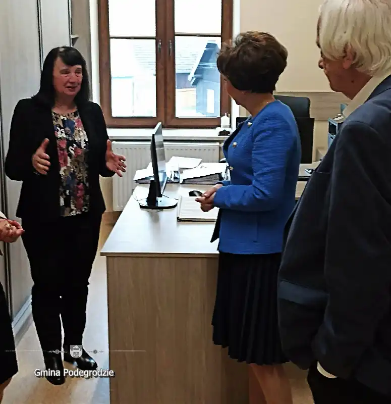 Minister Rodziny i Polityki Społecznej Marlena Maląg odwiedziła seniorów Gminy Podegrodzie