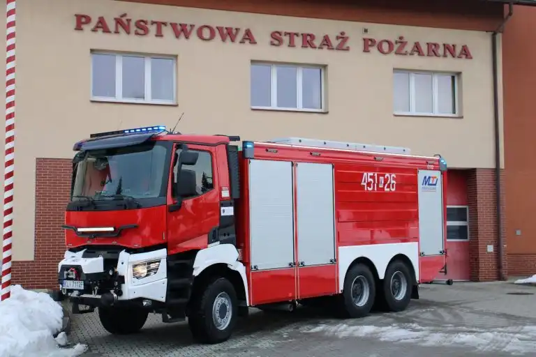 Komenda Powiatowej Państwowej Straży Pożarnej w Limanowej ma nowy samochód gaśniczy