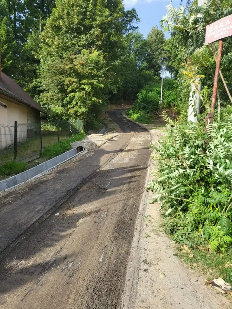 Niskowa z inwestycją drogową: chodnik, pobocza i szersza jezdnia