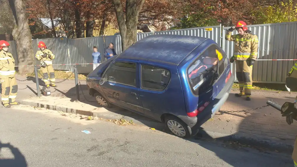 Zderzenie dwóch samochodów w Krynicy. Jedno auto "wylądowało" na przydrożnych słupkach