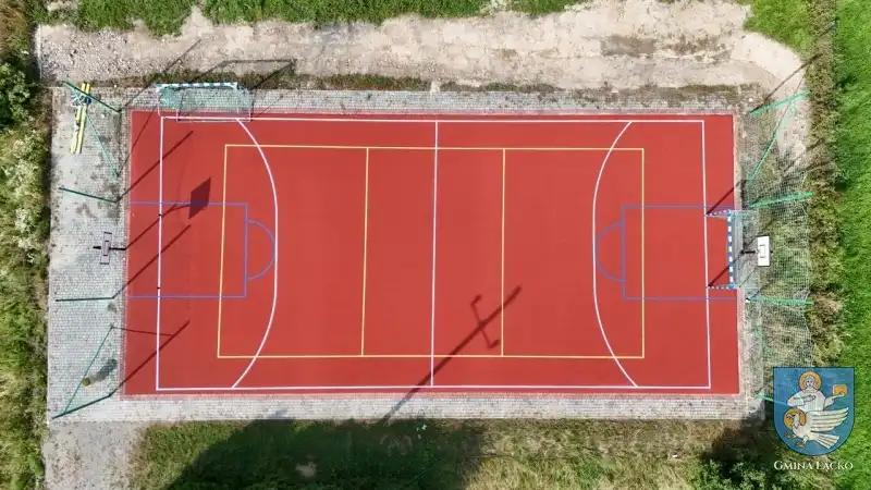 Boisko sportowe przy Zespole Szkolno-Przedszkolnym w Czarnym Potoku ma nową nawierzchnię
