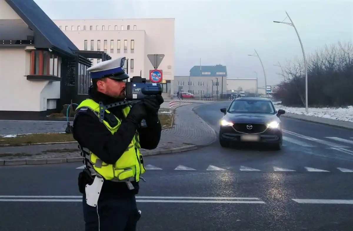 Policjanci sądeckiej drogówki kontrolowali prędkość i przestrzeganie przepisów. Posypały się mandaty