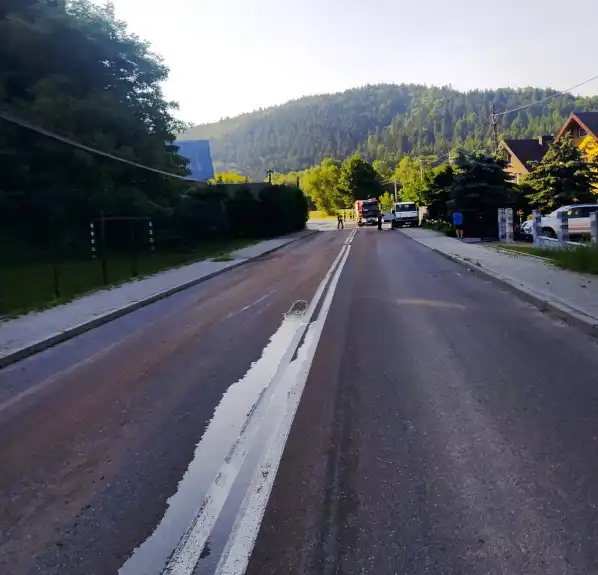 W Łososinie Dolnej wytłoki owocowe rozsypały się na drogę powiatową
