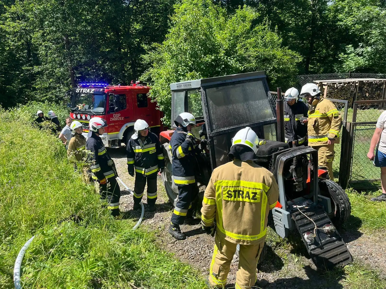 Pożar traktora w Zabrzeży. Ogień objął komorę silnika