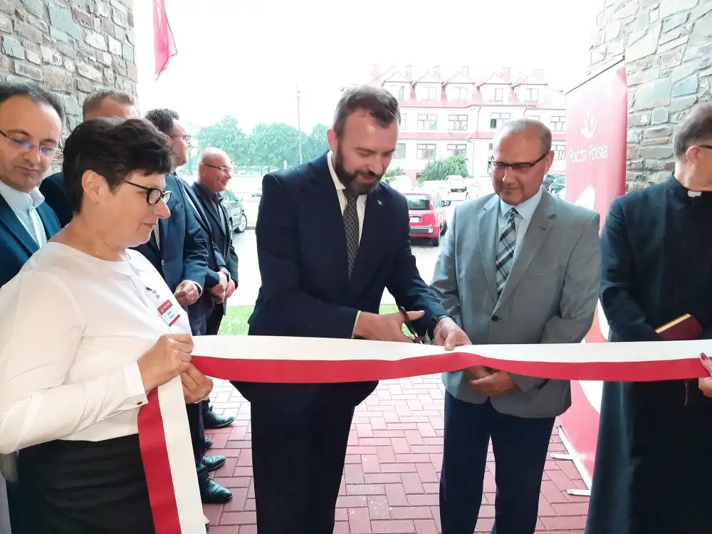 W budynku Centrum Kultury i Promocji Gminy w Łososinie Dolnej otwarto nowoczesną placówkę pocztową