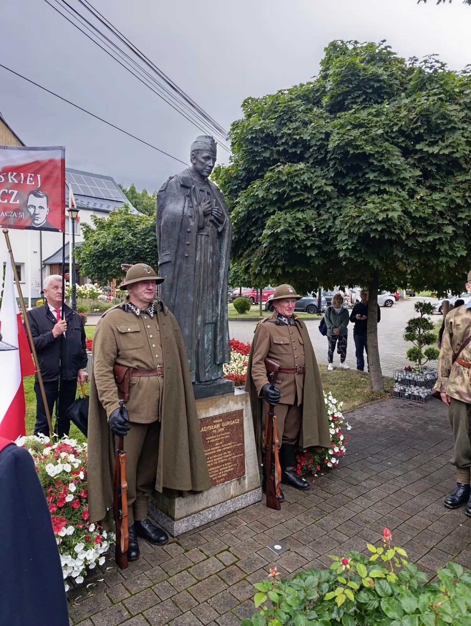 Patriotyczne uroczystości na Hali Łabowskiej. Msza, Apel Poległych i kwiaty pod obeliskiem