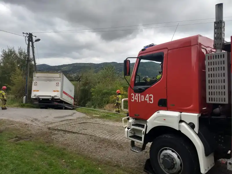 Rożnów: Wjechał ciężarówką w słup