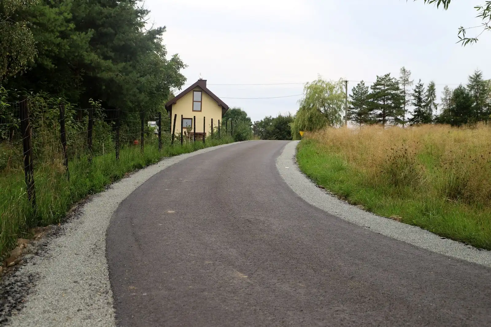 Prace drogowe w gminie Limanowa zakończone: Nowe nawierzchnie, pobocza i zjazdy