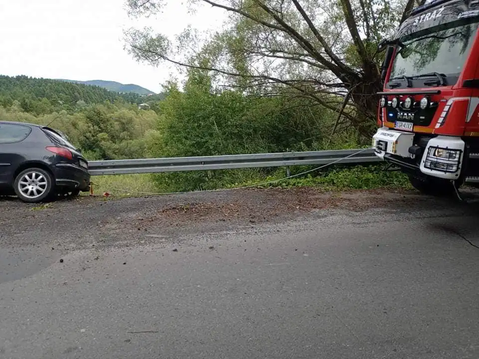 Brunary. Osobówka wypadła z drogi i zawisła nad skarpą