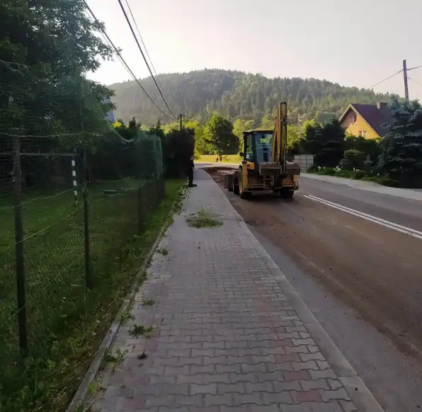 W Łososinie Dolnej wytłoki owocowe rozsypały się na drogę powiatową