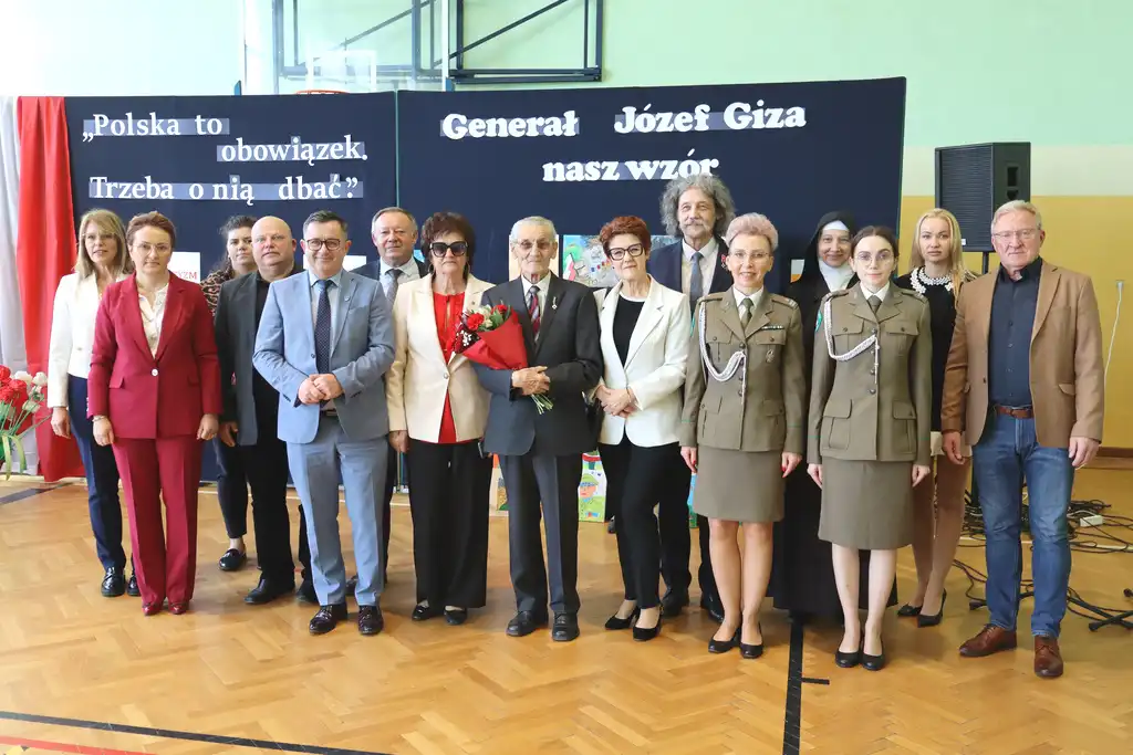 Patriotyzm, uczciwość, skromność. Uczniowie SP w Wielogłowach uczcili swojego patrona