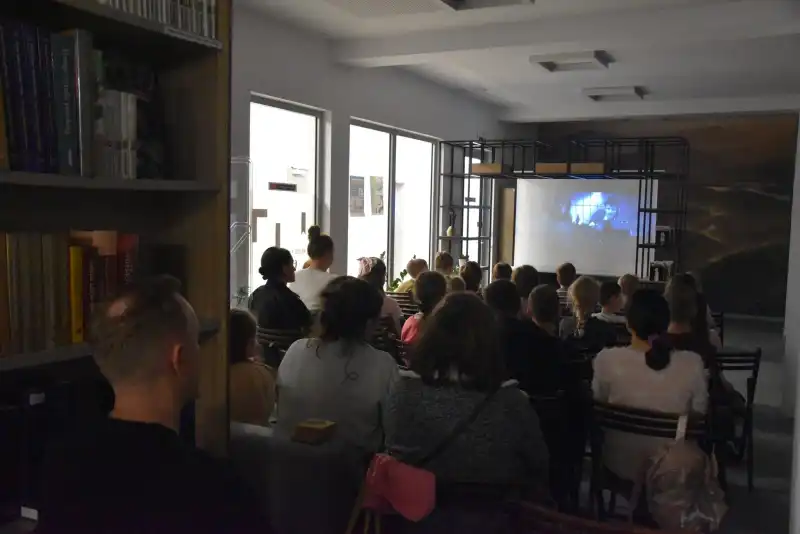 „Do dzieła!”. Wieczór pełen sztuki i zabawy w limanowskiej bibliotece