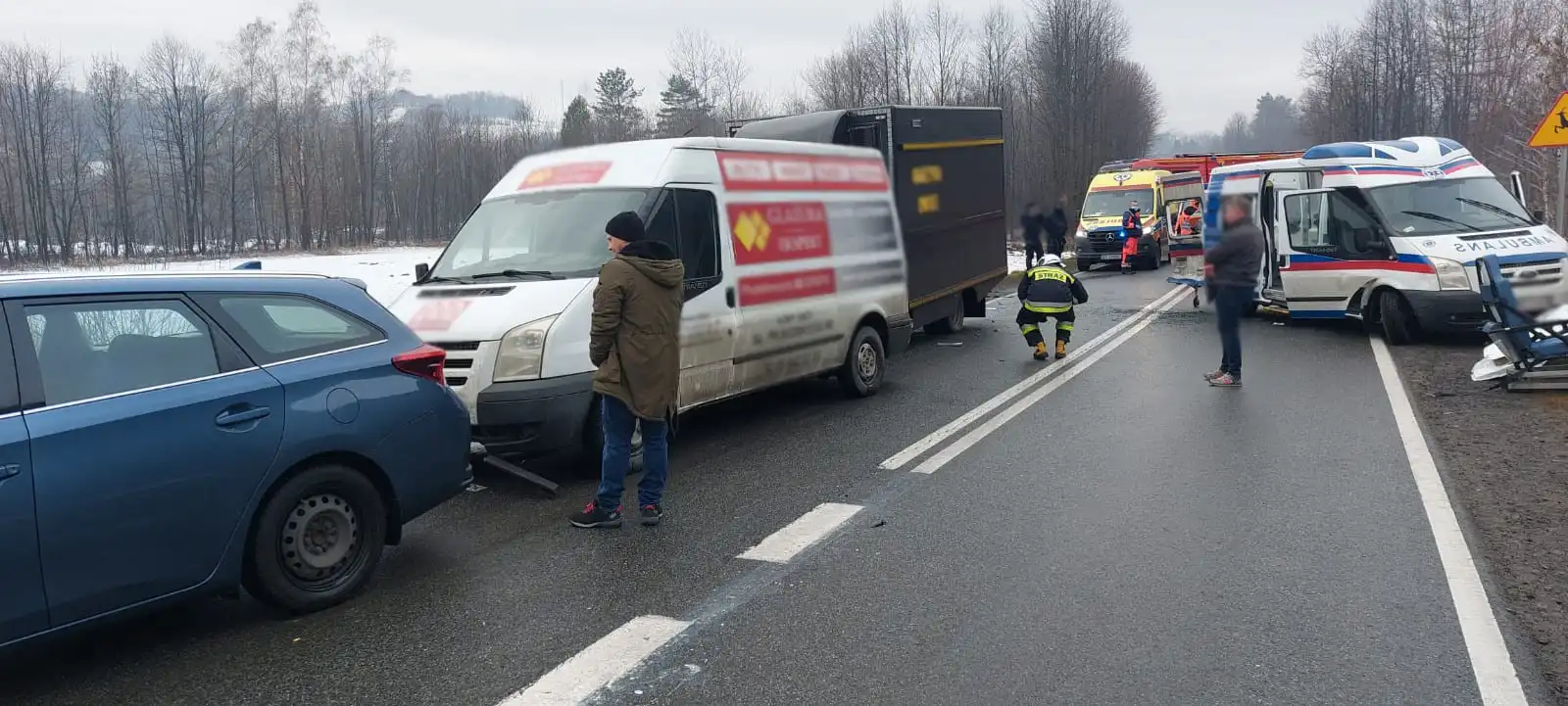 Wypadek we Frycowej. Zderzenie czterech pojazdów, w tym karetki