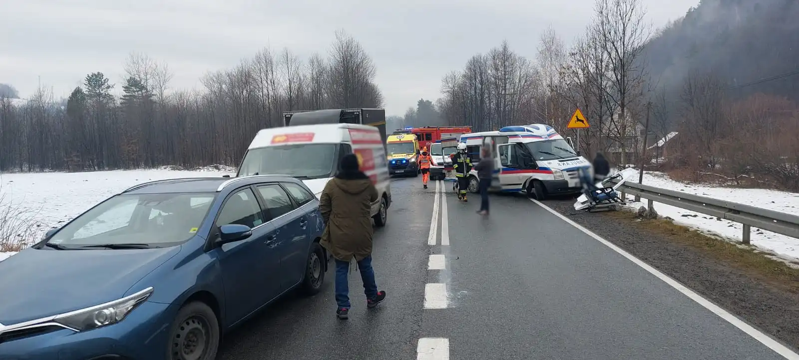 Wypadek we Frycowej. Zderzenie czterech pojazdów, w tym karetki