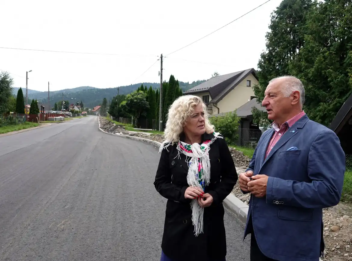 Trwa remont 7,5 km odcinka drogi powiatowej na trasie Powroźnik - Tylicz. W ramach prac zostanie zmodernizowanych siedem mostów