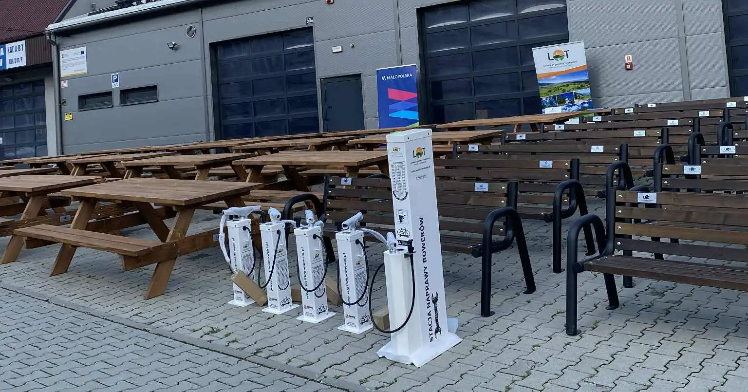 Nowa infrastruktura turystyczna w sercu Beskidów! Lokalne samorządy już otrzymały sprzęt