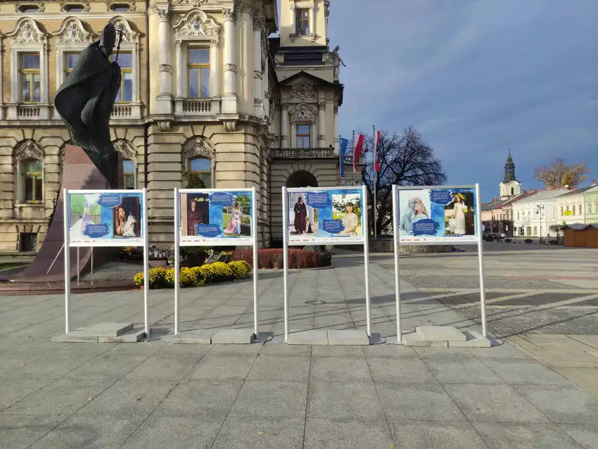 Wystawa plenerowa "Gdybym przeniósł się na karty ksiąg" na nowosądeckim rynku