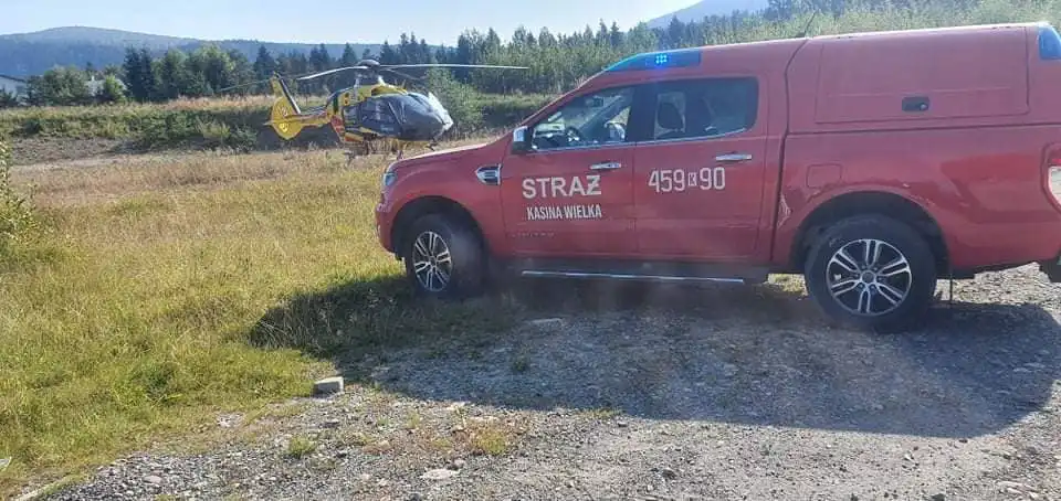 Wypadek osobówki i motocykla w Kasinie Wielkiej. Dwie osoby poszkodowane