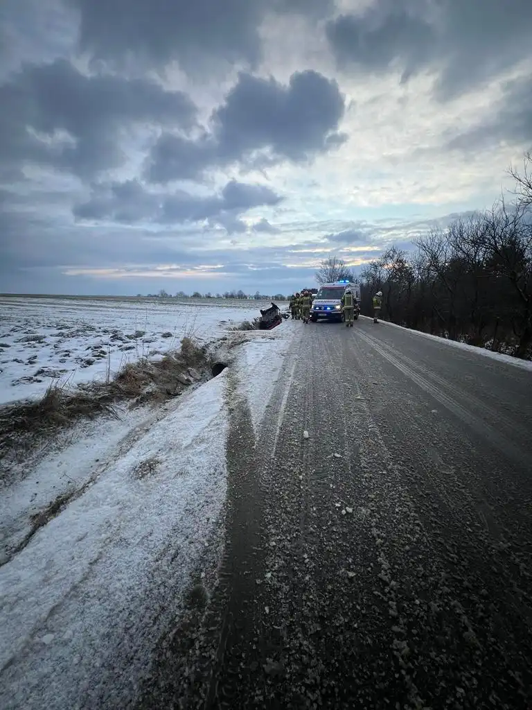 Wypadek w Mokrej Wsi. Dachowała osobówka. Dwie osoby poszkodowane