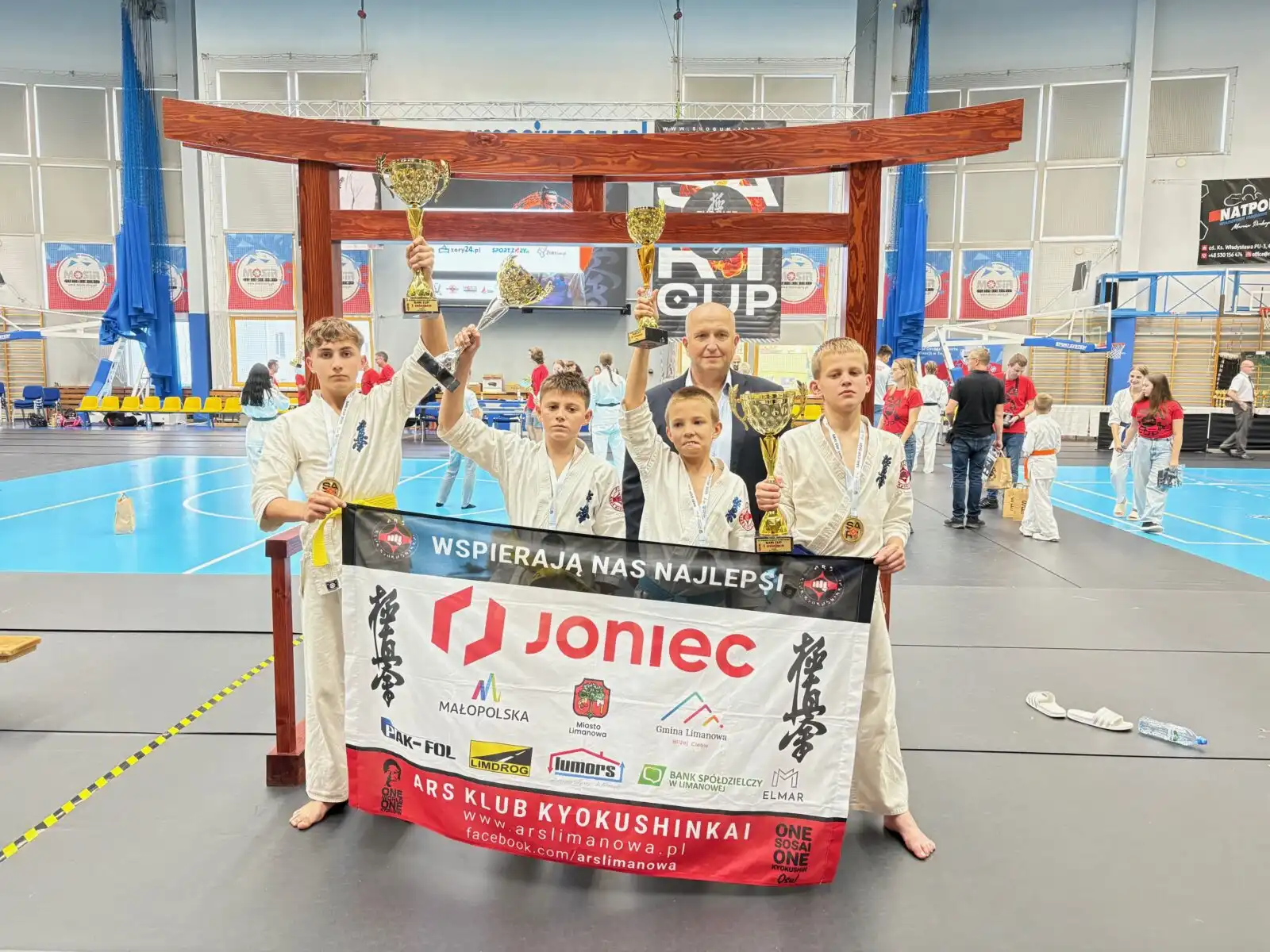Limanowscy karatecy z medalami na prestiżowym „SARI CUP” w Żorach