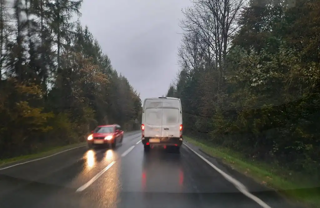 Jesienna aura na Sądecczyźnie. Policjanci przypominają podstawowe zasady bezpieczeństwa na drodze
