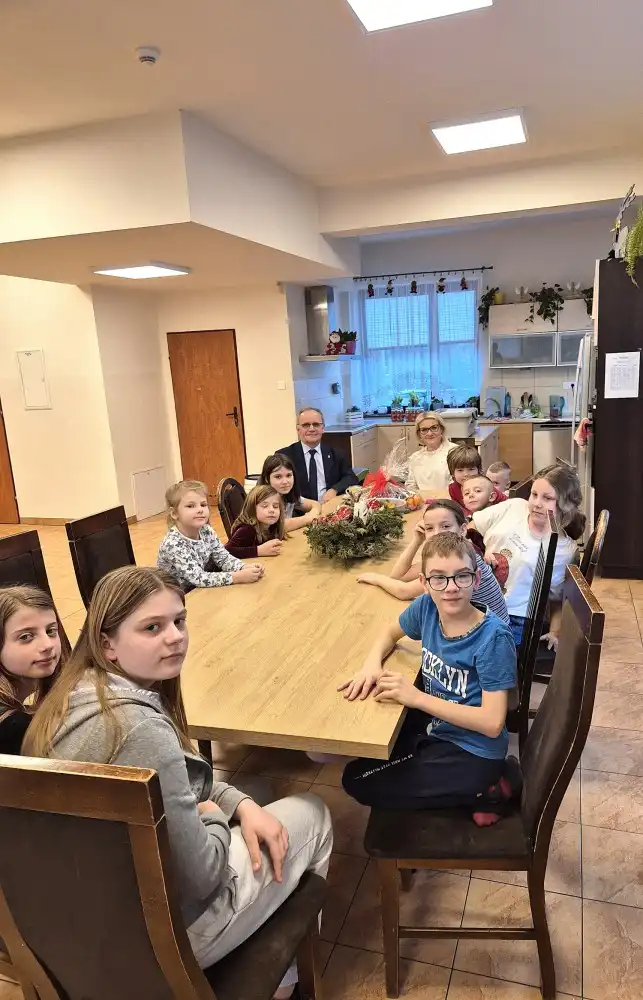 Wicestarosta Nowosądecki w Domu Dziecka w Klęczanach. Spotkanie pełne ciepła i serdeczności