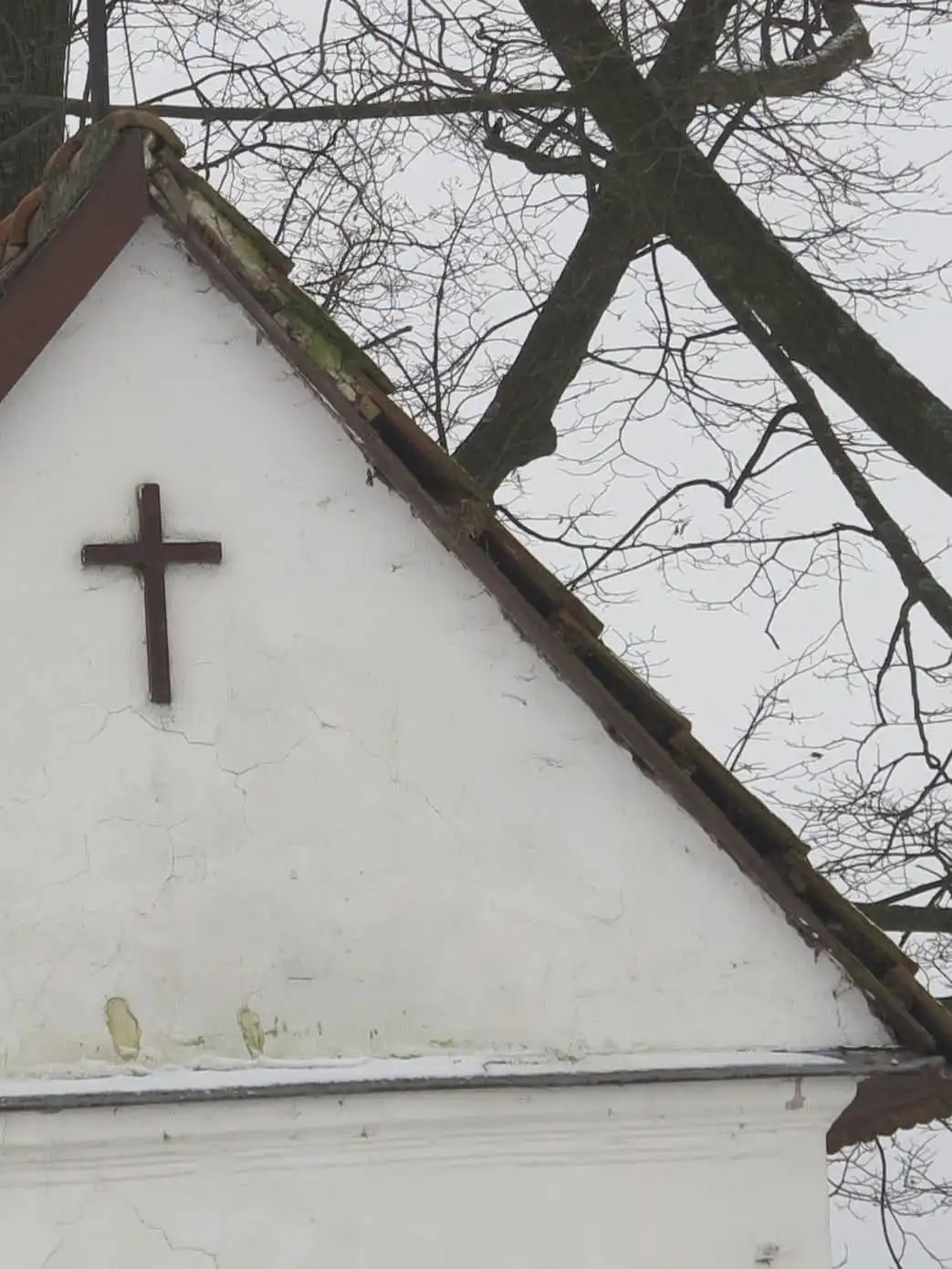 Prace remontowe przy kapliczce w Olszówce. Nowy dach, kolejne plany