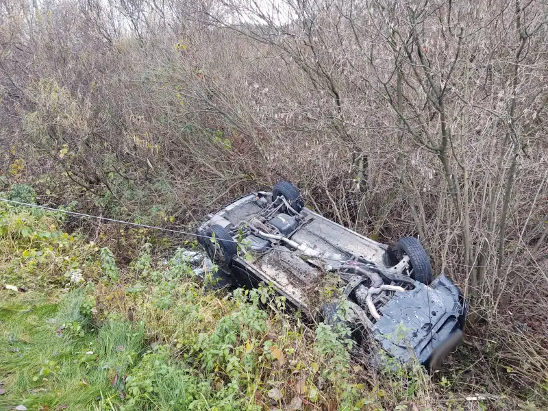 Witowice Dolne: Samochód wypadł z drogi i dachował
