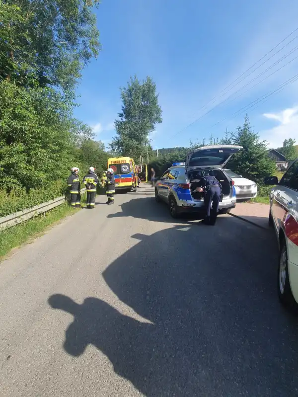 Czyrna: Samochód osobowy wypadł z drogi i wylądował w korycie rzeki