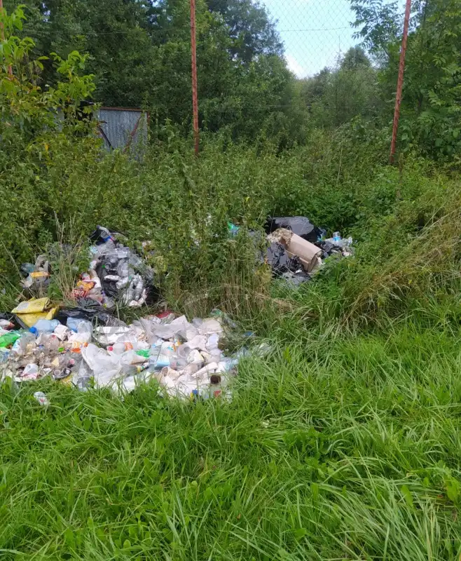 Gmina Korzenna: Dzikie wysypisko przy stadionie. Policja szuka sprawców