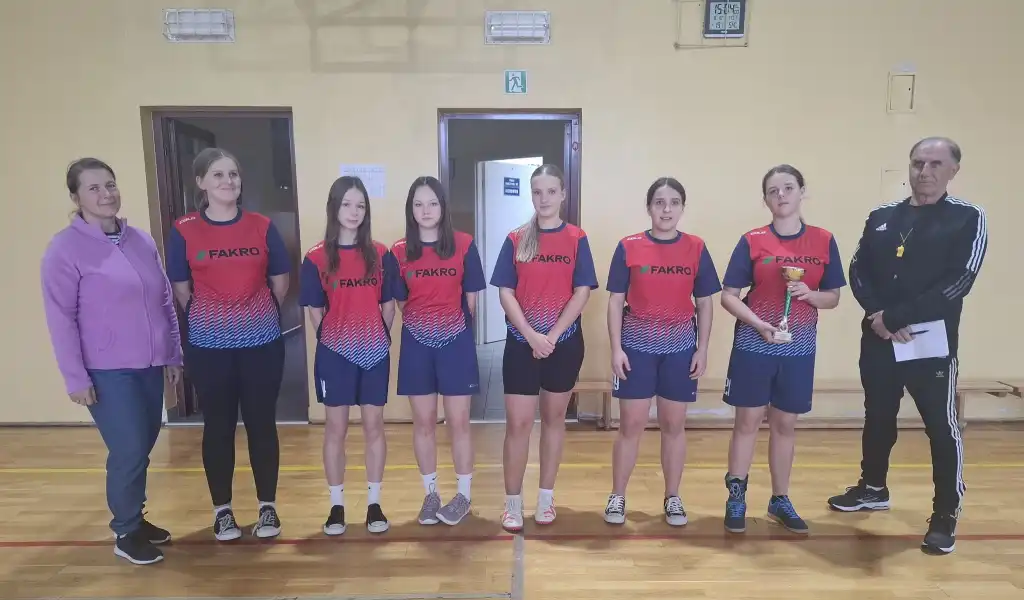 Sportowe emocje w Tymbarku. Młodzież w akcji na gminnym turnieju halówki