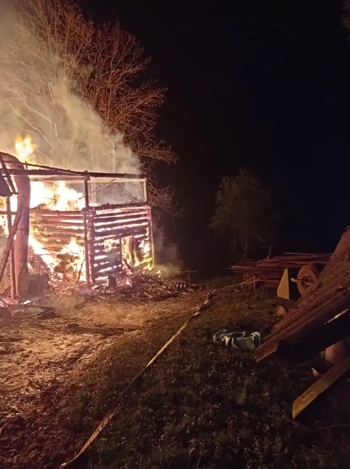 Łomnica-Zdrój: Zwierzęta hodowlane zginęły w pożarze budynku gospodarczego. Dach zawalił się do środka
