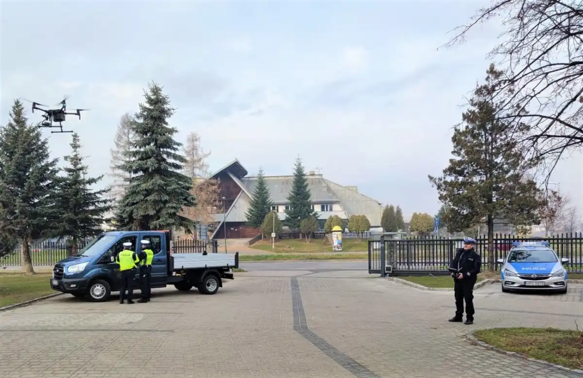 Policjanci sądeckiej drogówki kontrolowali przestrzeganie przepisów przy użyciu drona. Posypały się mandaty