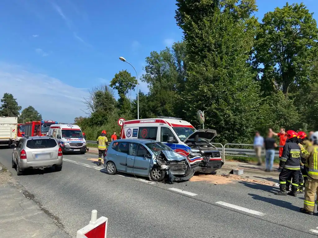 Wypadek we Frycowej. Zderzyły się dwie osobówki i karetka