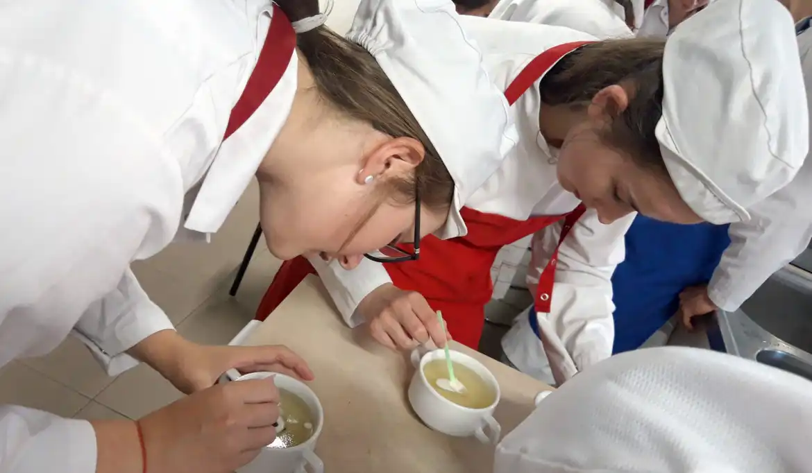 Uczniowie ZS w Starym Sączu tworzą pyszne i efektownie wyglądające desery
