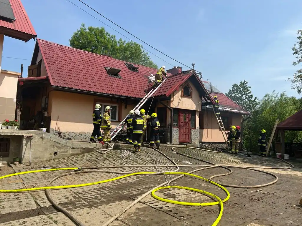 Pożar w Korzennej. Paliło się na poddaszu budynku mieszkalnego