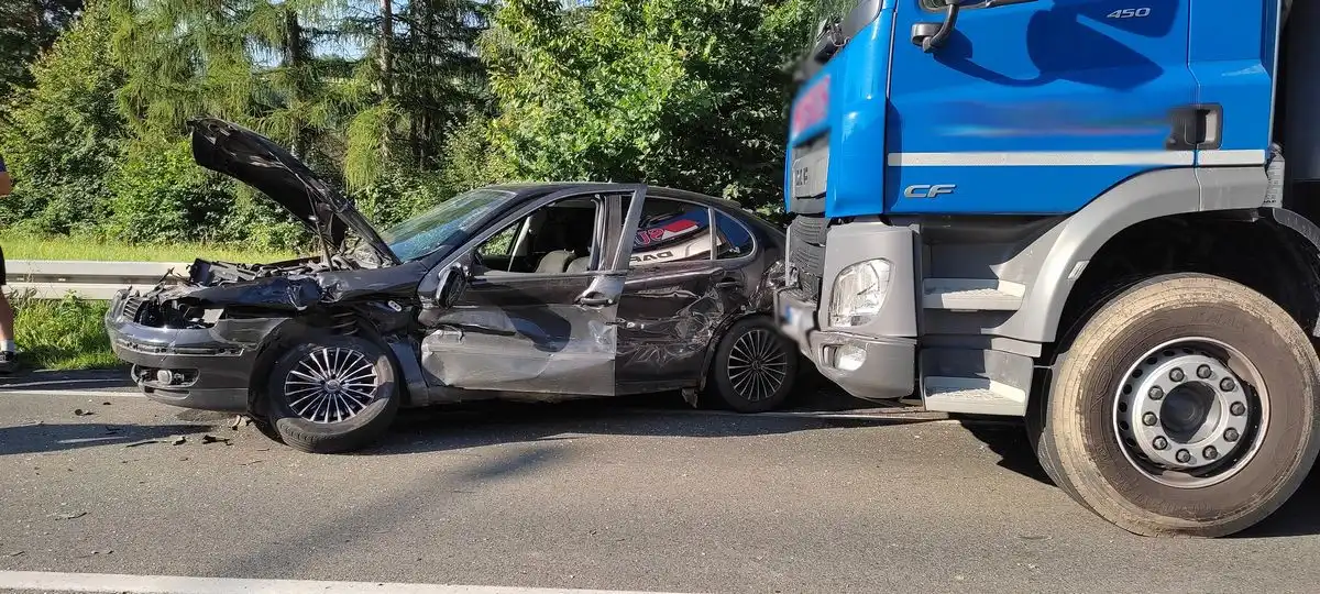 Kolizja we Frycowej. Jedna osoba z obrażeniami trafiła do szpitala