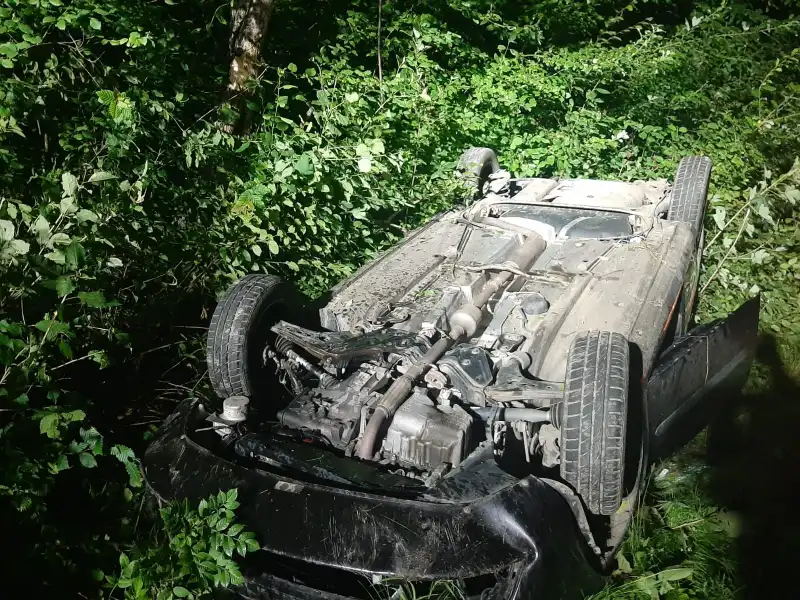 Wypadek w Grybowie. Dachowała osobówka. Strażacy ewakuowali poszkodowanego kierowcę
