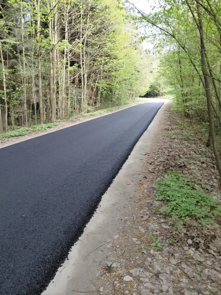 Nowa nawierzchnia na trasie Rożnowice – Ołpiny. Prace w toku