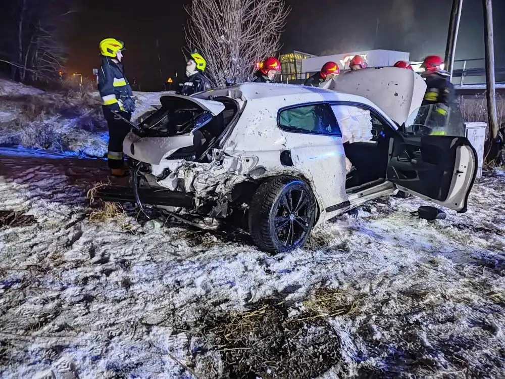 Wypadek w Paszynie. Samochód wypadł z drogi i uderzył w bariery energochłonne. Dwie osoby trafiły do szpitala