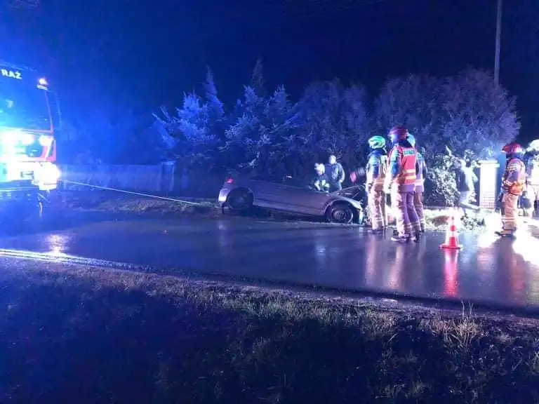 Wypadek w Śnietnicy. Osobówka wypadła z drogi i uderzyła w przepust