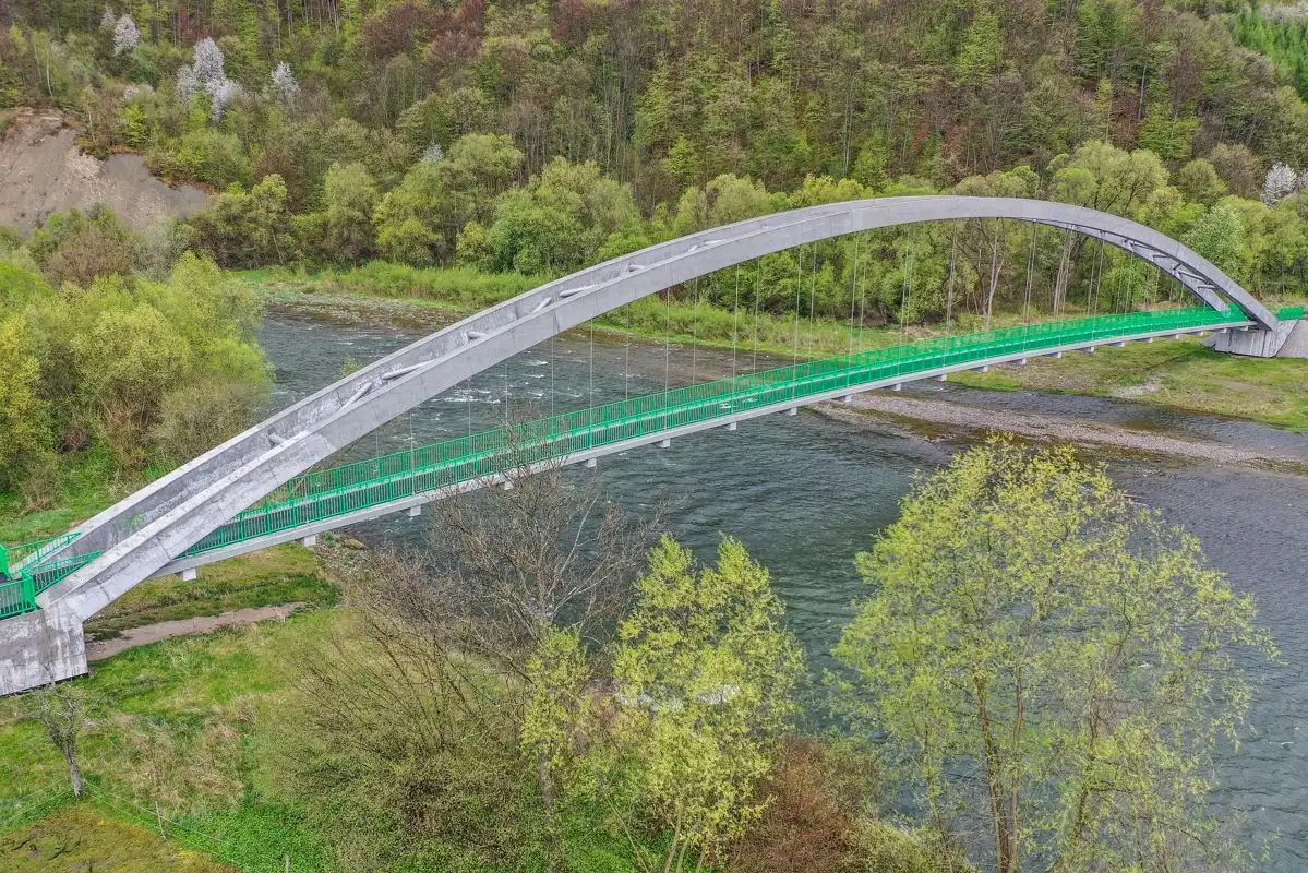 Trwa rozbudowa tras rowerowych na Sądecczyźnie. W lipcu zostaną oddane do użytku dwie kolejne kładki