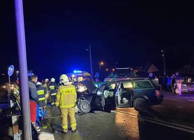Wypadek w Kadczy. 2 osoby trafiły do szpitala